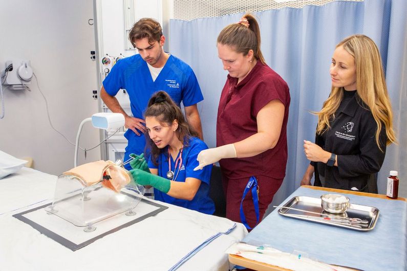 Cette formation professionnelle universitaire en simulation en santé s’adresse notamment au corps professoral des cégeps et universités, ainsi qu’aux professionnelles et professionnels de la santé des milieux clinique et de l’enseignement.