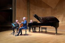 Guillaume Sutre au violon, Jean Saulnier au piano et Yegor Dyachkov au violoncelle s'exécutent sur la scène de la salle Cortot, à Paris