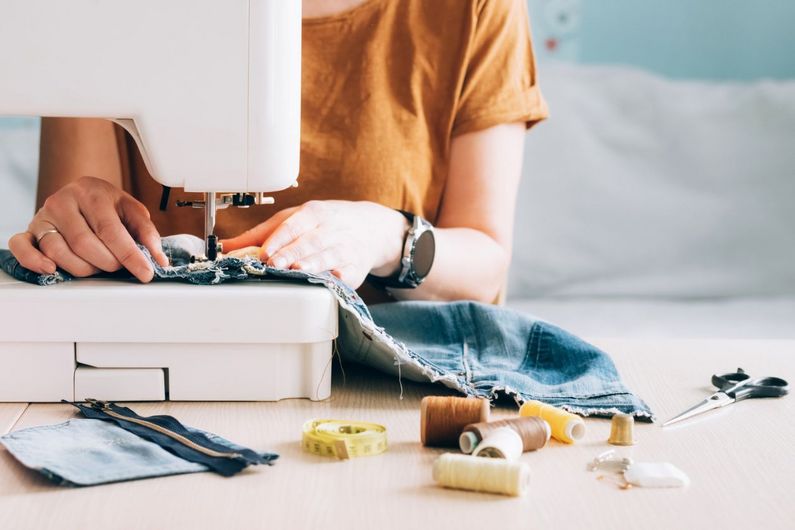 Les nouveaux ateliers de couture permettent d’acquérir des compétences tout en bénéficiant de l’expertise et des conseils de Morgane Duchêne Ramsay.