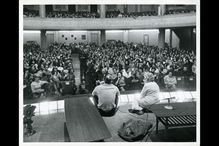 Maryvonne Kendergi assise avec Maurice Béjart lors d’un Musialogue à l’Université de Montréal, 1970. 1 photographie: épreuve n&b.