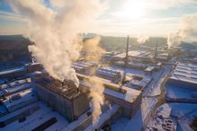 Malgré les discours qui en font la promotion, les standards de décarbonation des bâtiments ne permettent pas de parvenir à une véritable réalité postcarbone parce qu'ils se concentrent sur des solutions techniques et marchandes et négligent ainsi les changements plus fondamentaux dans notre façon de concevoir et d'habiter les bâtiments.