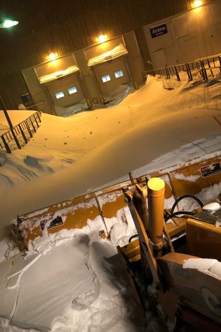 Une déneigeuse le soir, au quai