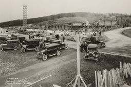 Lorsque la construction du pavillon débute en 1928, le projet représente le plus gros chantier de la région métropolitaine. La taille gigantesque du complexe est le reflet de la croissance de la métropole moderne qu’est Montréal à cette époque.