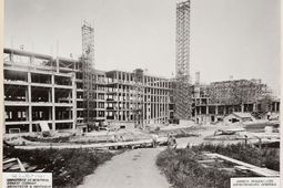 Photographie des travaux de construction du pavillon principal et campus de l'Université de Montréal