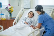 En utilisant des techniques simples de communication inspirées de l’hypnose clinique, il est possible de rendre l’expérience des soins plus douce pour les petits patients.