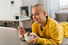 Le programme débute dès le premier mois suivant le diagnostic et repose sur trois volets complémentaires: la nutrition, l’activité physique et le soutien psychosocial.