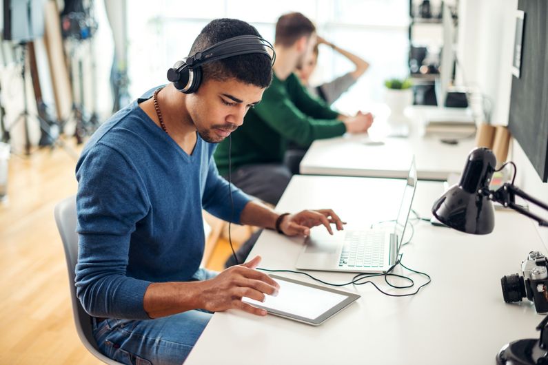 Les personnes soupçonnées d’avoir un TDAH écoutaient davantage de musique d’ambiance en moyenne, durant des activités autant cognitives que non cognitives.