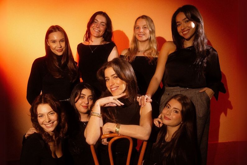 De gauche à droite, rangée du haut: Catherine Bernier, Emmanuelle Gagnon, Sarah-Émilie Godin et Ghita Benchekroun; à l'avant-plan: Alexandra Petrariu, Fatima Zohra El Ouafi, Katherine Gambacorta et Sandra Tarbouch.