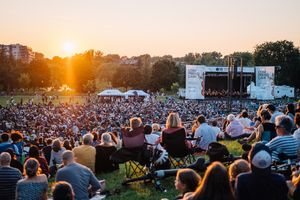 Les immigrantes et immigrants venus d'Afrique participent moins aux évènements culturels et sportifs que les Canadiens et Québécois de naissance. En revanche, ceux et celles originaires d’Europe, des États-Unis, d’Asie et d’Amérique latine ne présentent pas de différences significatives par rapport aux natifs du Canada et du Québec.