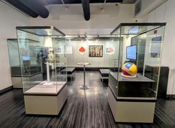 L’exposition constitue une occasion unique d’explorer le rôle des établissements d’enseignement dans la création artistique et de découvrir des pratiques émergentes.