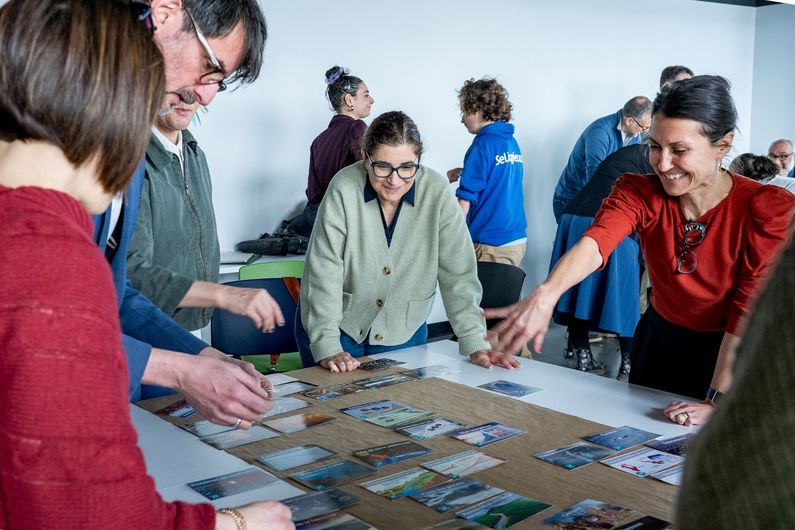 Une équipe de gestionnaires des bibliothèques de l'UdeM s'affaire à réaliser une Fresque du climat, activité offerte par l'Unité du développement durable.