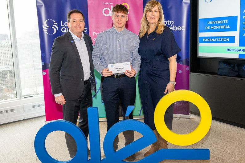 Éric Meunier, directeur de l’engagement sociétal à Loto-Québec, Félix Thomas Cowan et Patricia Demers, directrice générale de la Fondation Aléo