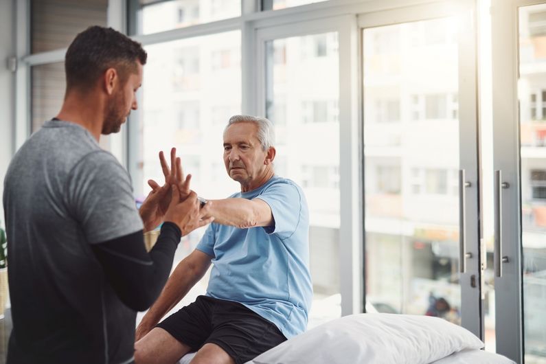 La pratique avancée en physiothérapie est de plus en plus intégrée en première ligne, un peu à l’image de celle des infirmières praticiennes spécialisées.
