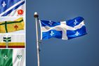 Colonne à gauche, de haut en bas: drapeau des franco-albertains, des fransaskois, des franco-manitobains, des franco-ontariens, ainsi que le drapeau québécois.