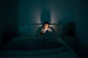 Il est difficile de départager si l’utilisation des médias a une influence négative sur les variables du sommeil ou si ce sont les gens qui ont déjà des difficultés à s’endormir qui les utilisent pour passer le temps avant de se coucher.