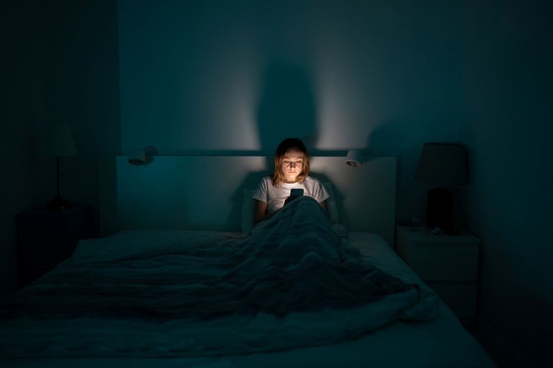 Il est difficile de départager si l’utilisation des médias a une influence négative sur les variables du sommeil ou si ce sont les gens qui ont déjà des difficultés à s’endormir qui les utilisent pour passer le temps avant de se coucher.