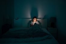 Il est difficile de départager si l’utilisation des médias a une influence négative sur les variables du sommeil ou si ce sont les gens qui ont déjà des difficultés à s’endormir qui les utilisent pour passer le temps avant de se coucher.