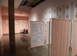 L'installation "leurs mots" présentent des témoignages bouleversants dans une salle évoquant une clinique de fertilité féministe 