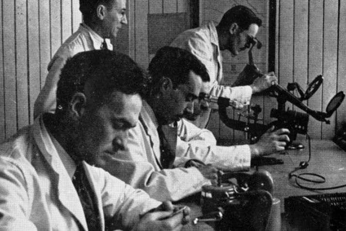 Analyse d’une lentille ophtalmique, 1943 