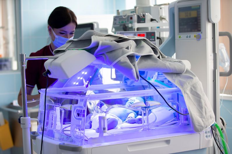 One of the main challenges is to quickly assess the extent of brain injury in order to anticipate the risk of long-term complications or, conversely, the potential for full recovery. 