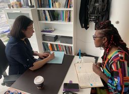 Julie Hlavacek-Larrondo a accueilli Rhodnie Désir dans son bureau du campus MIL pour un entretien en vue de nourrir l’œuvre KÒSA.