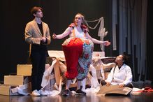 Marion Mignot et deux autres interprètes de la production théâtrale «Ubu roi»