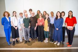 De gauche à droite: Carmela Cucuzzella (doyenne de la Faculté de l'aménagement), Camille Leins (étudiante), Liliana Kovac (étudiante), Mathieu Latulippe et Stephen Schofield (artistes et membres du jury), Nicole Valois (professeure à l’École d’urbanisme et d’architecture de paysage), Kamy Rheault (étudiante), Kesso Yali Bah (étudiante), Claire Labrecque (étudiante), Rose Martin (étudiante) et Imen Ben Youssef Zorgati (directrice de l'École de design); à l'arrière, de gauche à droite: Sylvain Bilodeau (professeur invité à la Faculté de l’aménagement) et les étudiants Charles-Étienne Lebrun, Midleney Kirdlanda Joseph et Salomé Magne. De gauche à droite: Carmela Cucuzzella (doyenne de la Faculté de l'aménagement), Camille Leins (étudiante) Liliana Kovac (étudiante), Mathieu Latulippe et Stephen Schofield (artistes et members du jury) Nicole Valois (professeure à l’École d’urbanisme et d’architecture du paysage), Kamy Rheault (étudiante), Kesso Yali Bah (étudiante), Claire Labrecque (étudiante), Rose Martin (étudiante) et Imen Ben Youssef (directrice de l'École de design).
Rangée de derrière, de gauche à droite: Sylvain Bilodeau (professeur invité à la Faculté de l’aménagement), et les étudiants Charles-Étienne Lebrun, Midleney Kirdlanda Joseph et Salomé Magne.