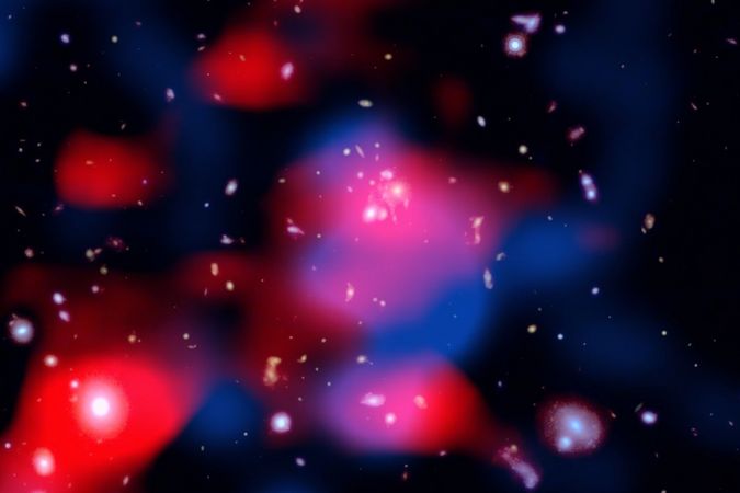 Cette image saisissante dévoile un amas de galaxies lointain dégageant beaucoup d’énergie: les galaxies brillent en lumière visible (blanc), des nuages rougeâtres révèlent un minihalo radio nouvellement découvert – le plus lointain jamais détecté – et des filaments bleus forment le gaz chaud qui émet des rayons X.