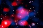 Cette image saisissante dévoile un amas de galaxies lointain débordant d’énergie : les galaxies brillent en lumière visible (blanc), des nuages rougeâtres révèlent un mini-halo radio nouvellement découvert — le plus lointain jamais détecté — et des filaments bleus tracent le gaz chaud émettant en rayons X.