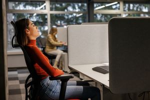 Rendre visibles les stresseurs liés au travail et en discuter permet de trouver des solutions afin de les éliminer ou de les réduire.