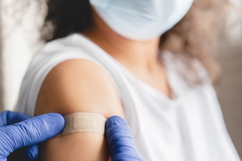 Durant 13 ans de suivi, les participantes ont autoprélevé régulièrement des échantillons vaginaux pour détecter la présence du virus. Résultat? Les infections persistantes aux VPH 16 et 18 étaient extrêmement rares dans les deux groupes.