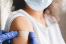 Durant 13 ans de suivi, les participantes ont autoprélevé régulièrement des échantillons vaginaux pour détecter la présence du virus. Résultat? Les infections persistantes aux VPH 16 et 18 étaient extrêmement rares dans les deux groupes.