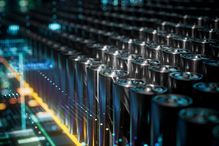 Des équipes de recherche et entreprises se sont attelées à trouver des matériaux plus verts, plus efficaces ou plus locaux pour la fabrication des électrodes. Mais pour l’électrolyte, à peu près rien n’a été fait.