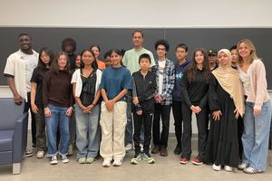 Après une semaine à explorer différentes disciplines artistiques, la centaine d’élèves a pu entendre Fabien Marsaud, alias Grand Corps Malade, et échanger avec lui lors d’une séance de questions-réponses.