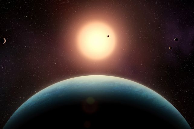 Représentation artistique du système multi-planétaire L 98-59. Cinq petites exoplanètes sont en orbite compacte autour de cette naine rouge, située à 35 années-lumière. En avant-plan, on voit la super-Terre de la zone habitable L 98-59 f, dont l'existence a été confirmée dans cette étude.