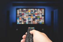 Les plateformes de télévision en ligne gratuite avec publicités échappent à la réglementation canadienne et proposent essentiellement du contenu américain, déplorent des chercheuses de l'UdeM.