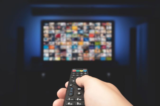 Les plateformes de télévision en ligne gratuite avec publicités échappent à la réglementation canadienne et proposent essentiellement du contenu américain, déplorent des chercheuses de l'UdeM. 