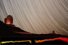 Ci-dessus: L'instrument NIRPS est installé sur le télescope de 3,6 mètres de l'observatoire de La Silla, au Chili. Ci-dessous: Spectre pris par NIRPS lors des tests préliminaires de l'étoile Proxima du Centaure, notre plus proche voisine, en juin 2023.