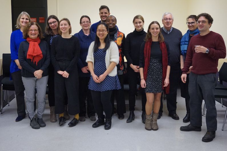 De gauche à droite: Lyne Da Sylva (directrice intérimaire de l’EBSI), Nathalie Cartier (donatrice), Jennifer Dion, Justine Ménard, Alix Pincivy, Thien Sa Hoang (à l'avant), Bruno Milia (à l'arrière), Anne‐Marie Asim, Marie Christine Vinet, Elsa Drevon, Marcel Lajeunesse (donateur), Diana Walton et Simon Côté Lapointe. De gauche à droite: Lyne Da Sylva (directrice intérimaire de l’EBSI), Nathalie Cartier (donatrice), Jennifer Dion, Justine Ménard, Alix Pincivy, Thien Sa Hoang (à l'avant), Bruno Milia (à l'arrière), Anne‐Marie Asim, Marie Christine Vinet, Elsa Drevon, Marcel Lajeunesse (donateur), Diana Walton et Simon Côté Lapointe.