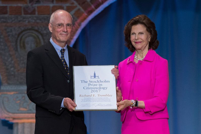 Richard E. Tremblay reçoit le Prix de Stockholm des mains de la reine de Suède.