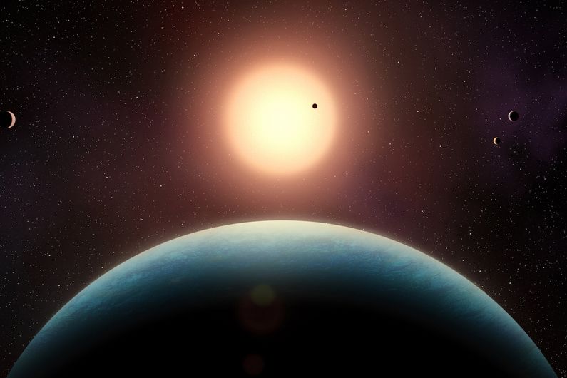 Illustration of the planetary system of L 98-59. Five small exoplanets orbit closely around this red dwarf star, located 35 light-years away. In the foreground is the habitable-zone super-Earth L 98-59 f, whose existence was conùfirmed in this study. Credit: Benoît Gougeon/UdeM Illustration of the planetary system of L 98-59. Five small exoplanets orbit closely around this red dwarf star, located 35 light-years away. In the foreground is the habitable-zone super-Earth L 98-59 f, whose existence was conùfirmed in this study. Credit: Benoît Gougeon/UdeM