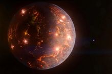La planète LP 791-18 d est de la taille de la Terre et située à environ 86 années-lumière. L’attraction gravitationnelle d’une planète plus massive voisine, représentée par un point bleu à l’arrière-plan, pourrait entraîner un réchauffement interne et des éruptions volcaniques sur LP 791-18 d. Le volcanisme pourrait y être aussi intense que sur Io, la lune de Jupiter, le corps le plus actif géologiquement dans le système solaire.
