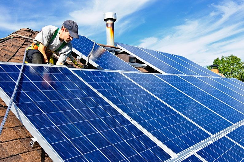 Encourager l’autoproduction d’électricité par l’adoption de mesures facilitant l’accès aux toits solaires fait partie des options intéressantes à faible teneur en carbone proposées par les auteurs du rapport.