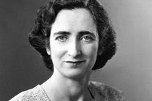 Alice Girard a été la fondatrice et la première doyenne de la Faculté des sciences infirmières de l’UdeM. En 1962, elle a été la première femme au Québec à assumer les fonctions de doyenne.
