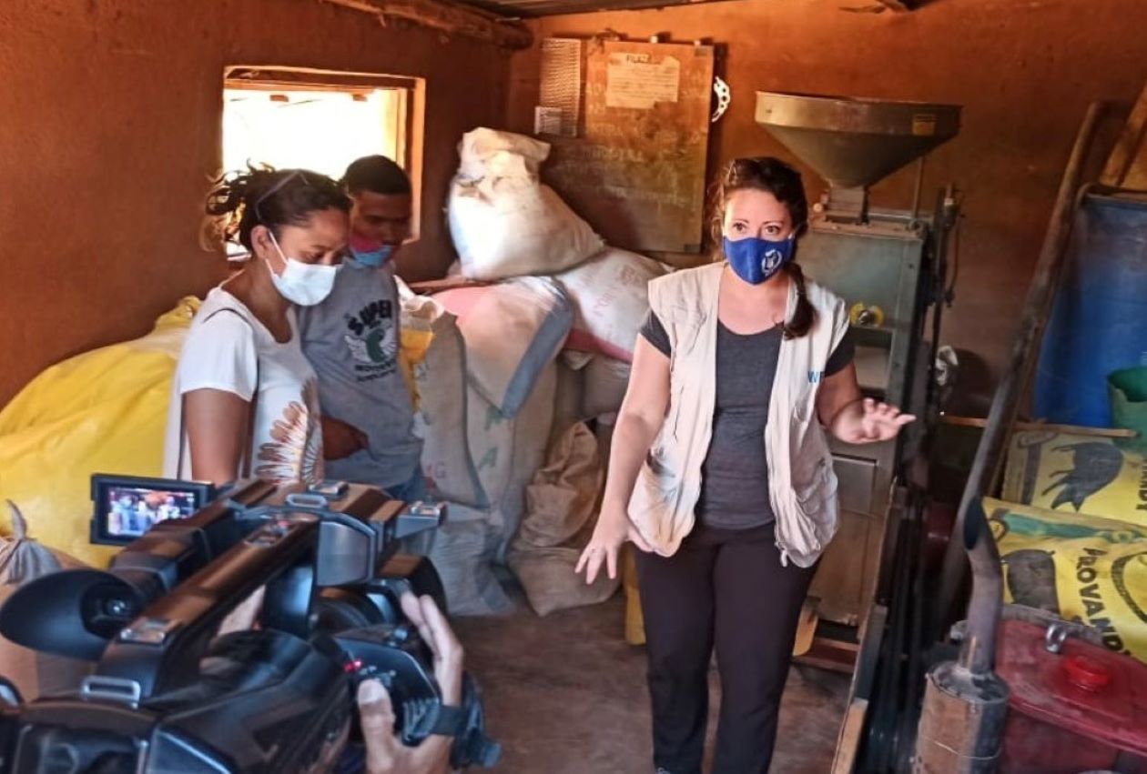 Christine Trudel explique le processus de fortification du riz à Fieferana pour la télévision nationale de Madagascar.