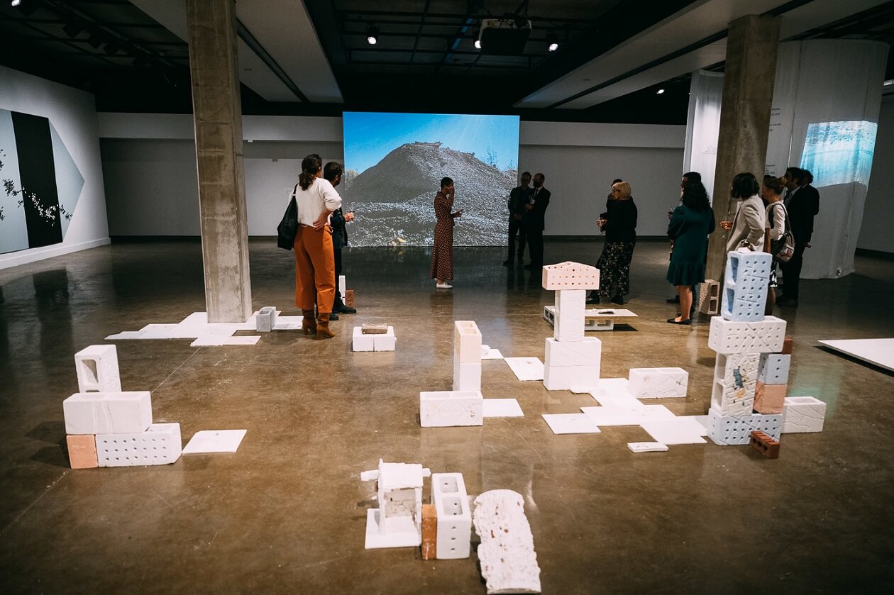 Visite de l'exposition Au fil des îles, archipels et sélection de travaux de l’EFFA 2022 représentant une vision de l’avenir des disciplines de la faculté.