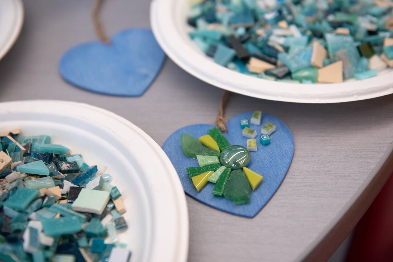 Atelier de fabrication de microbes en mosaïque 