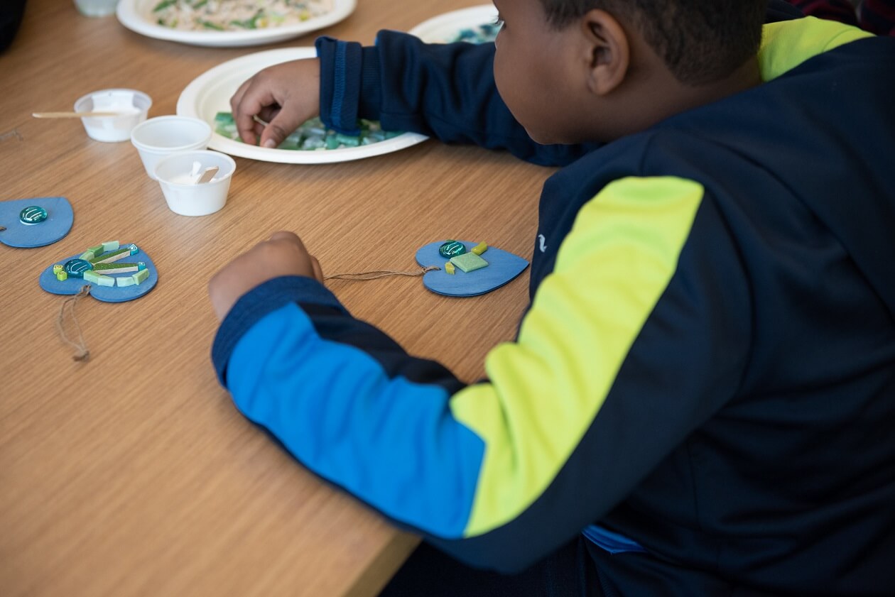 Atelier de fabrication de microbes en mosaïque 