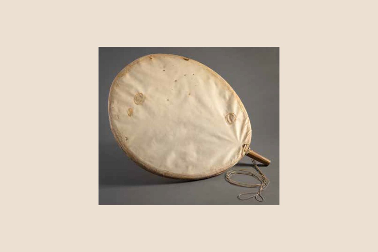 Joshua Qumangaapik, Tambour, 1977, Nunavut. Laboratoire d’ethno-musicologie et d’organologie (LEO) de la Faculté de musique de l’Université de Montréal. Don de Jean-Jacques Nattiez