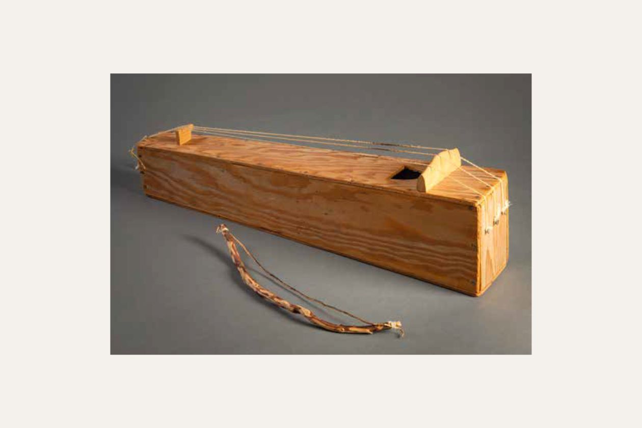 Tautirut de Kangirsuk (Payne Bay), s.d. Contreplaqué, archet en bois, tendons. Collectrice : Denise Harvey. Laboratoire d’ethno-musicologie et d’organologie (LEO) de la Faculté de musique de l’Université de Montréal.